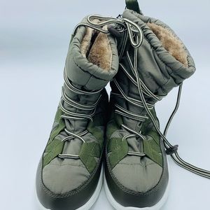 Snow boots army green fur lined size 8 tie front